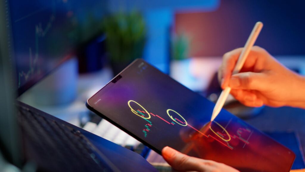 Como Capturar o Interesse do Seu Público no Primeiro Parágrafo Person analyzing cryptocurrency trends on a tablet with digital pen.